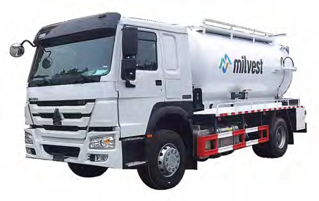 Sinotruk 14 square cleaning sewage suction truck