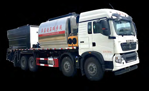 SINOTRUK HOWO 8x4 Synchronous Chip Seal Truck